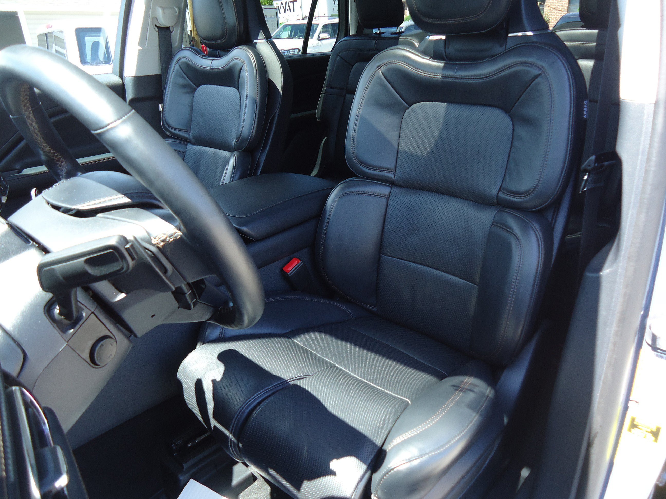 Used 2025 Lincoln Aviator Reserve w/ Equipment Group 201A AWD/4WD image 25