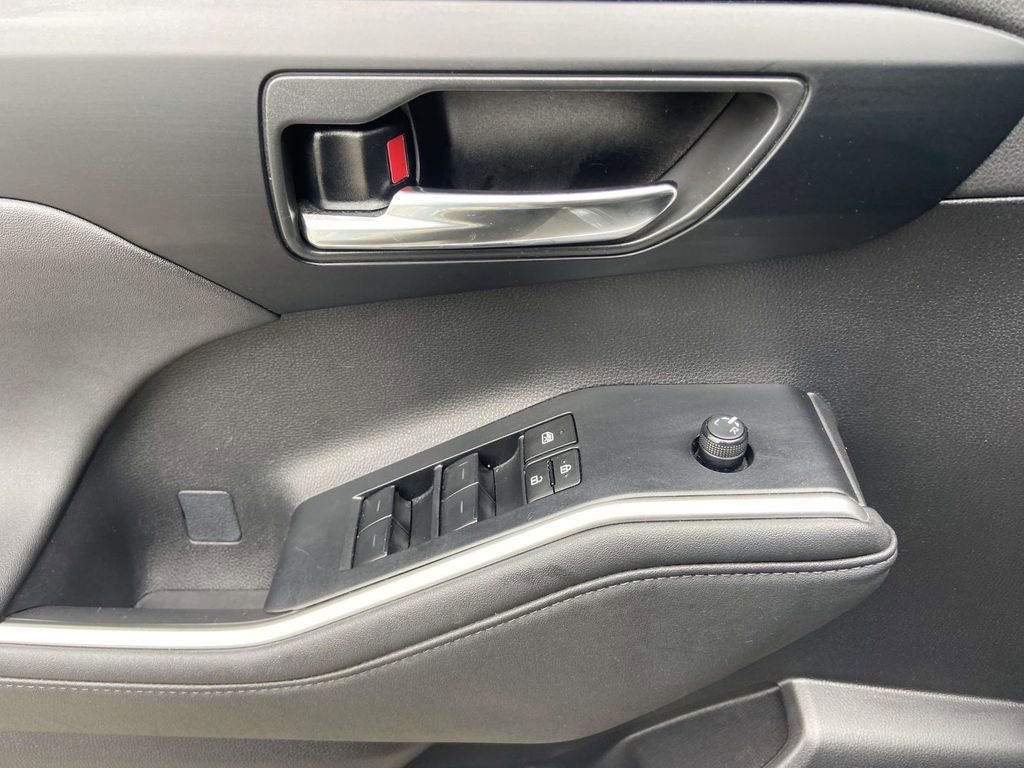 Used 2024 Toyota Highlander XLE image 16