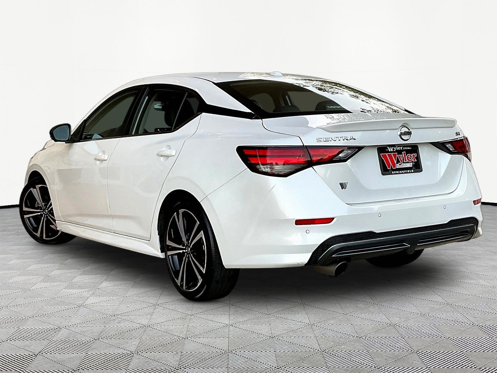 Used 2022 Nissan Sentra SR w/ SR Premium Package FWD image 4