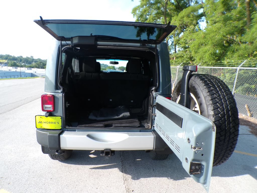 Used 2015 Jeep Wrangler Unlimited Sahara w/ Connectivity Group AWD/4WD image 16