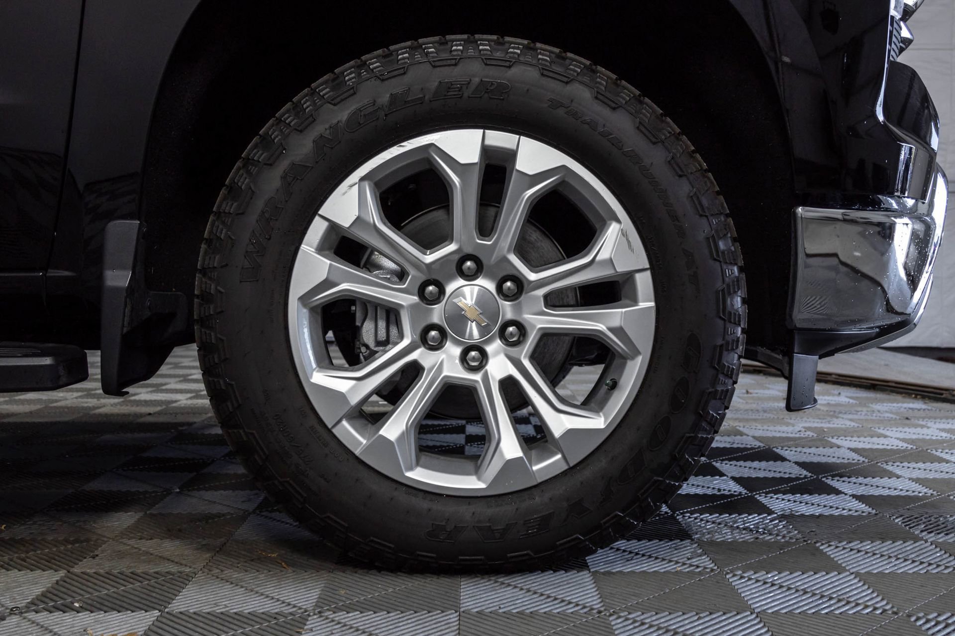 Used 2023 Chevrolet Silverado 1500 LTZ w/ LTZ Premium Package AWD/4WD image 45