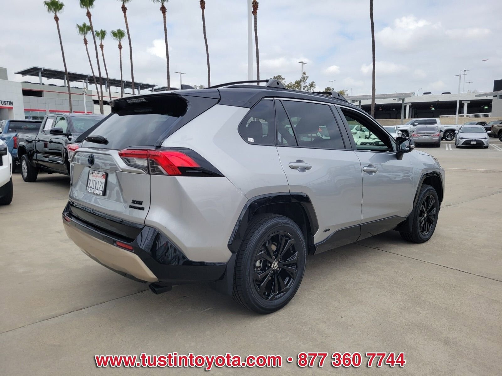 Used 2023 Toyota RAV4 XSE AWD/4WD image 4
