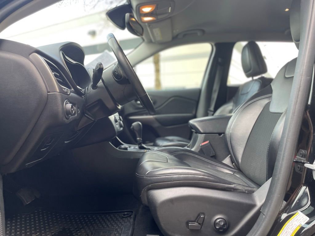 Used 2019 Jeep Cherokee Latitude Plus w/ Comfort/Convenience Group image 17