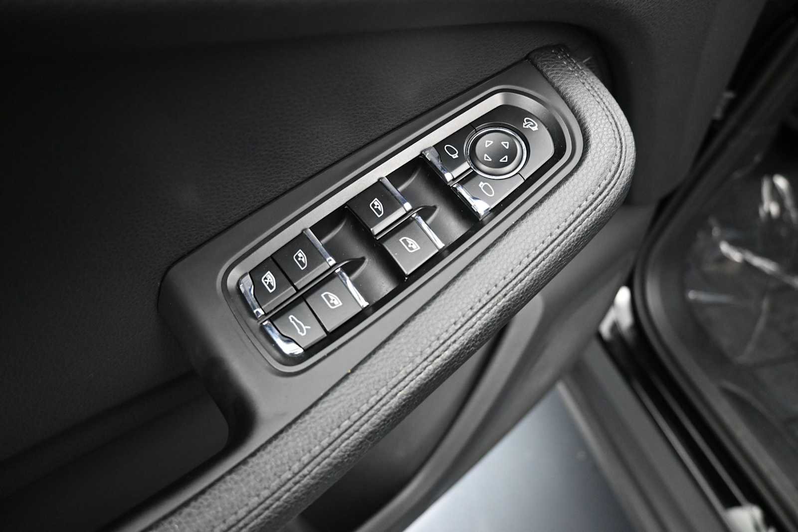 Certified 2024 Porsche Macan AWD/4WD image 8