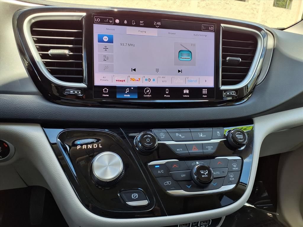 Used 2023 Chrysler Pacifica Touring-L FWD image 21
