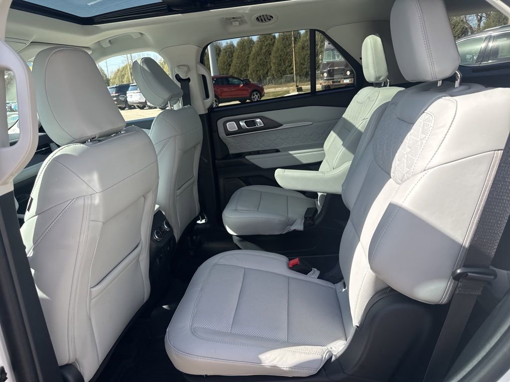 Used 2025 Ford Explorer Platinum w/ Ultimate Package AWD/4WD image 19