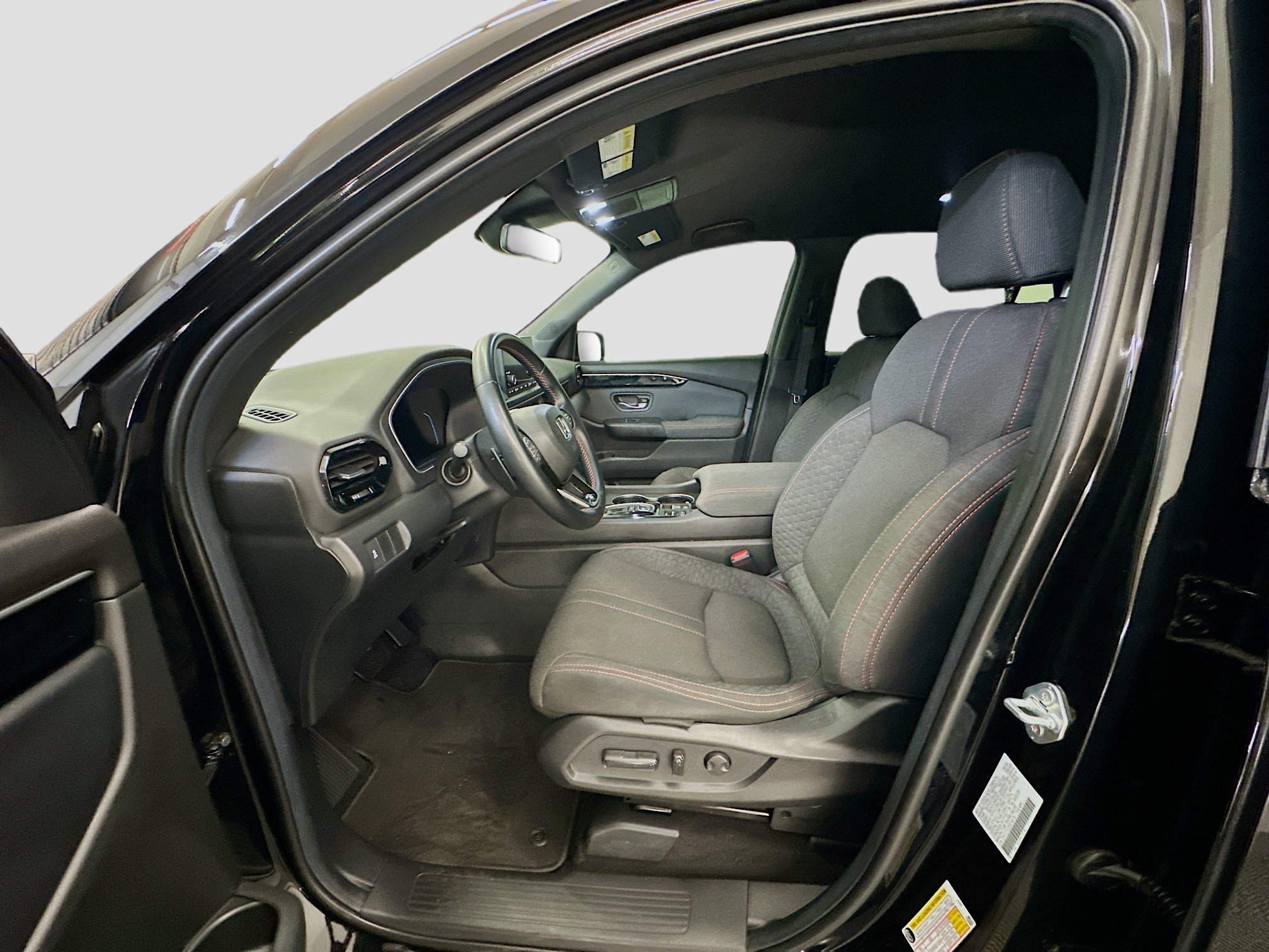 Used 2025 Honda Pilot Sport image 13