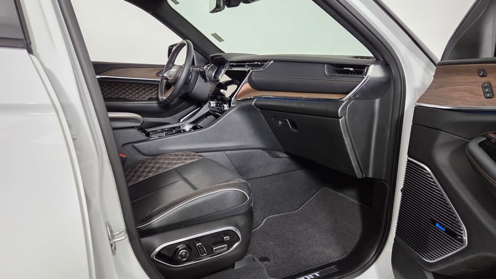 Used 2023 Jeep Grand Cherokee Summit w/ Adv Protech Group IV AWD/4WD image 39