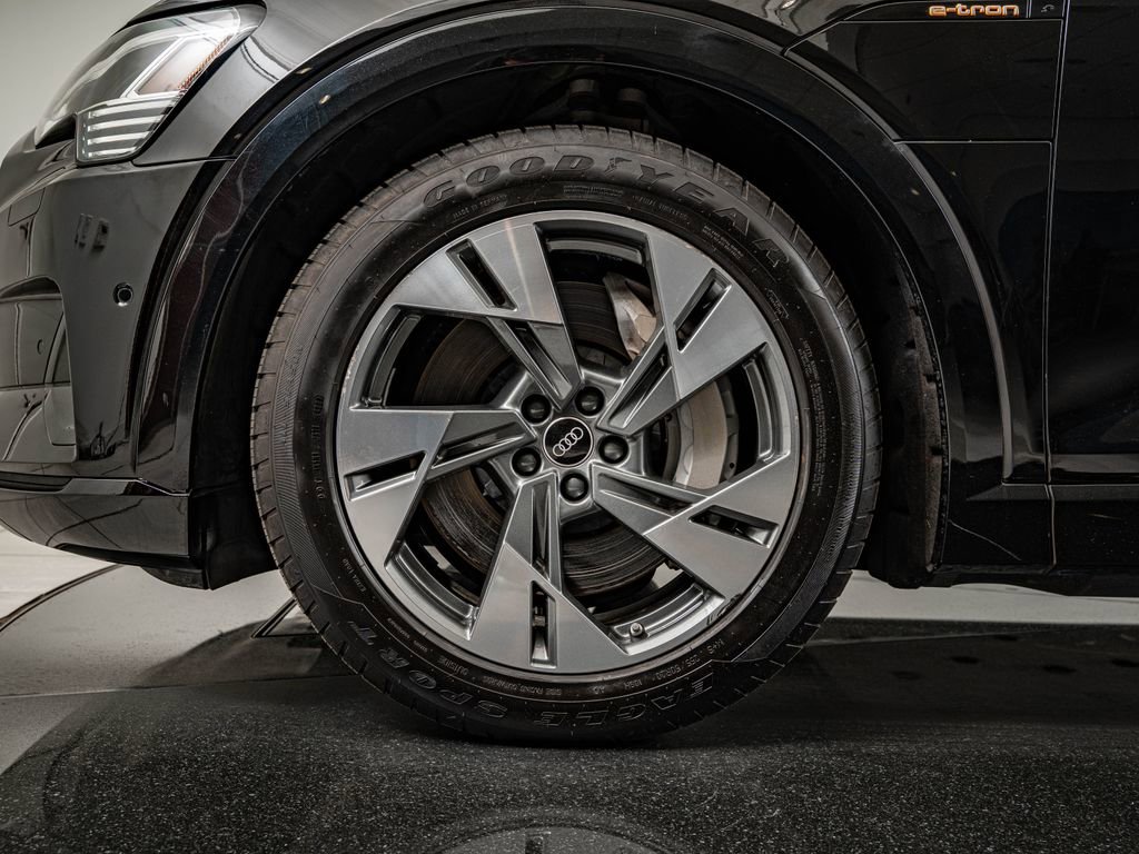 Used 2022 Audi e-tron Premium w/ Convenience Plus Package image 11
