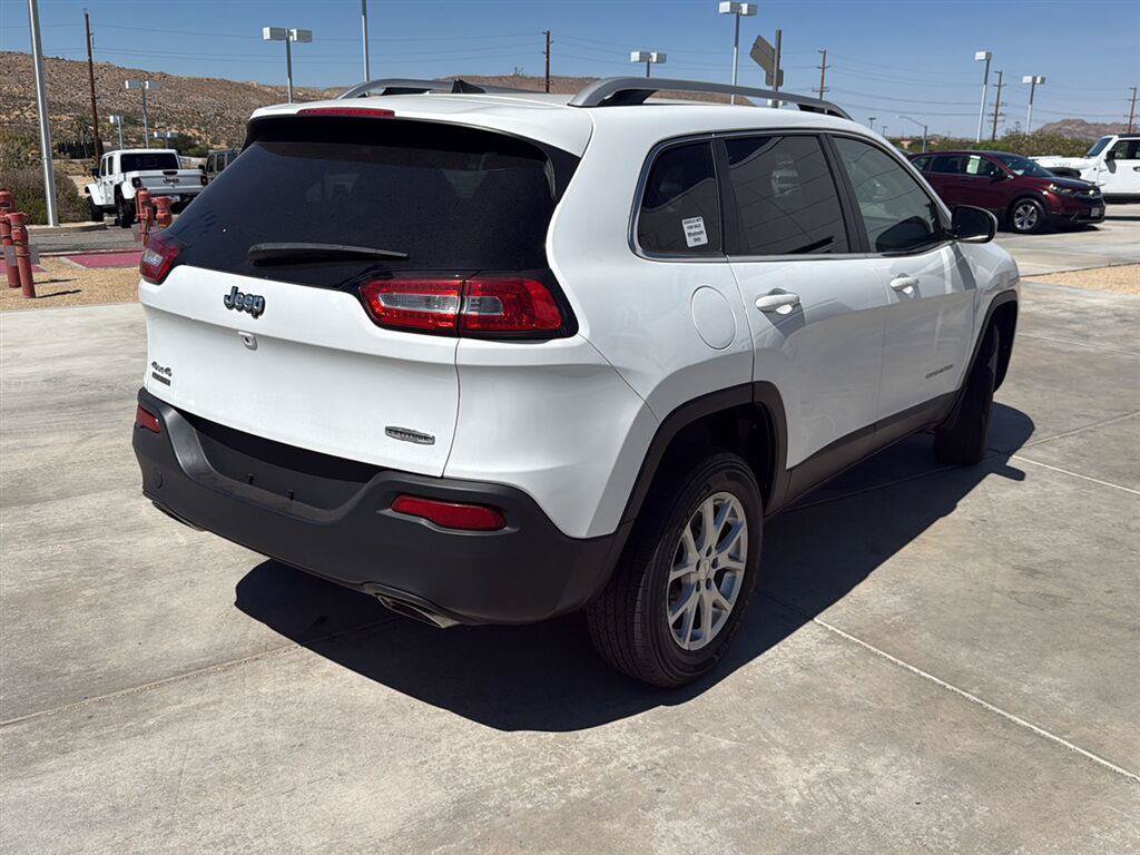 Used 2017 Jeep Cherokee Latitude AWD/4WD image 2