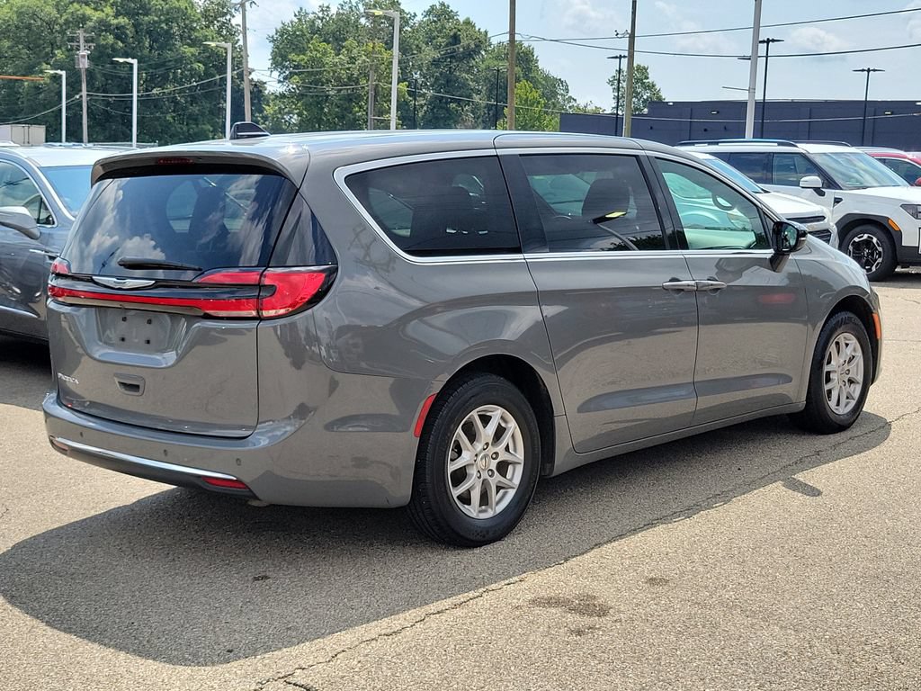 Used 2025 Chrysler Pacifica Select FWD image 4