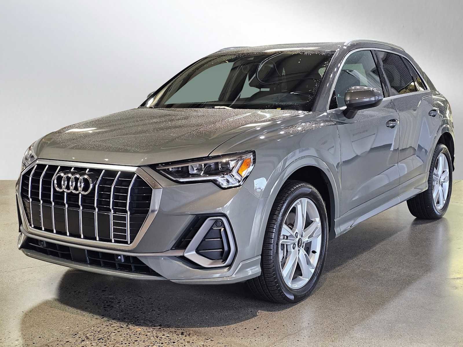 Used 2023 Audi Q3 2.0T Premium w/ Convenience Package image 3