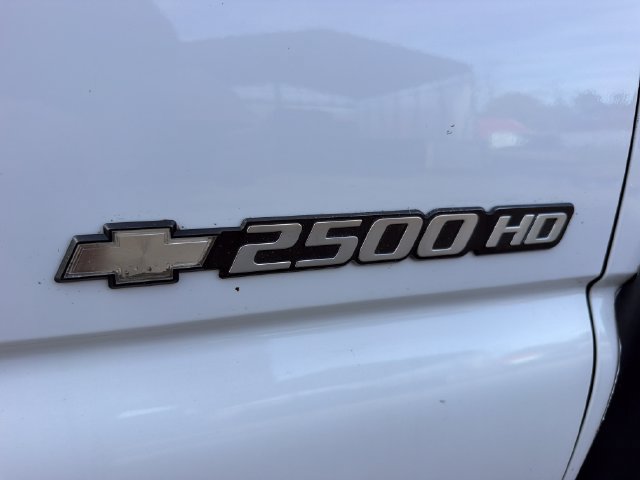 Used 2005 Chevrolet Silverado 2500 W/T w/ Snow Plow Prep Package AWD/4WD image 9
