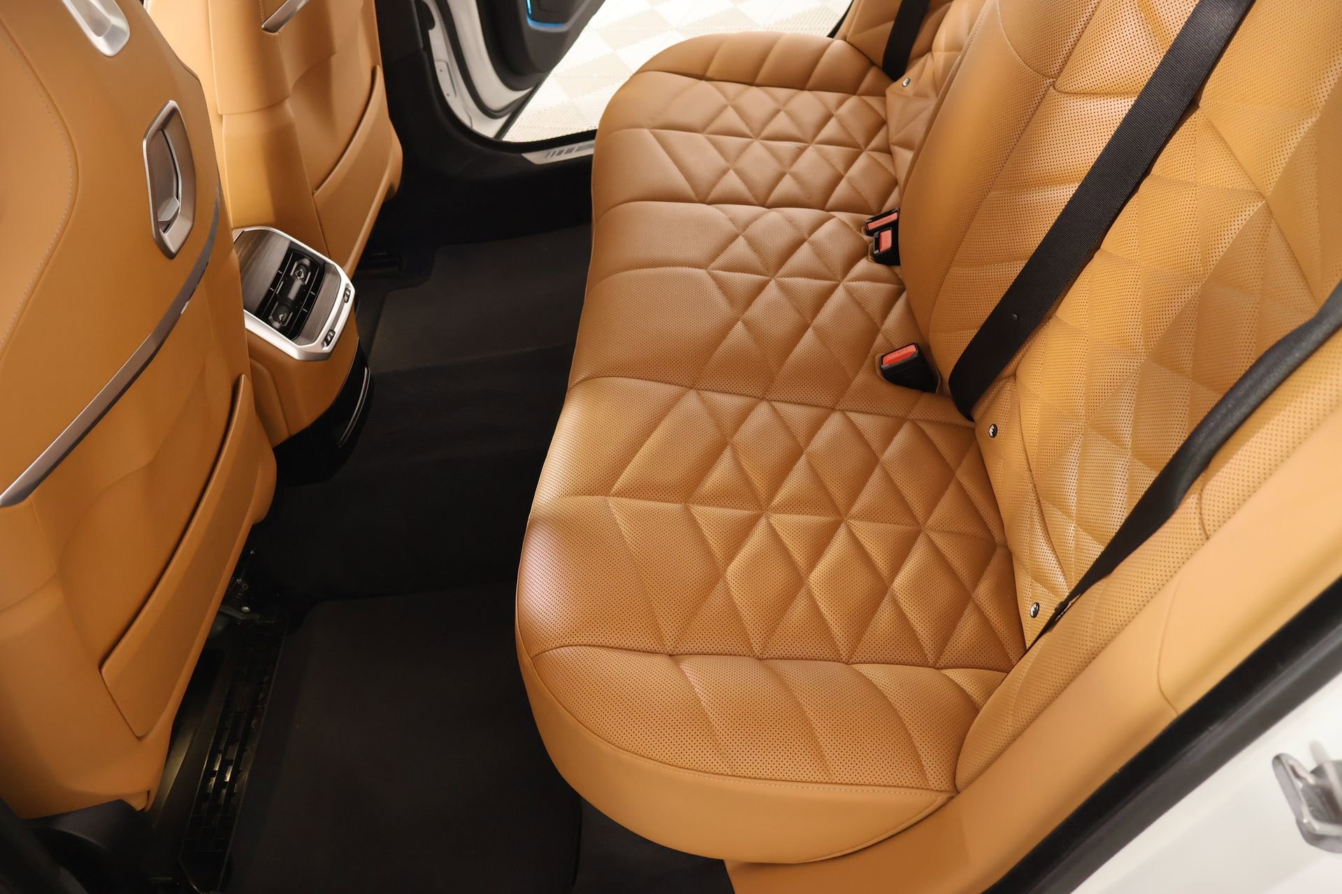 Used 2023 BMW 740i w/ Parking Assistance Package image 13