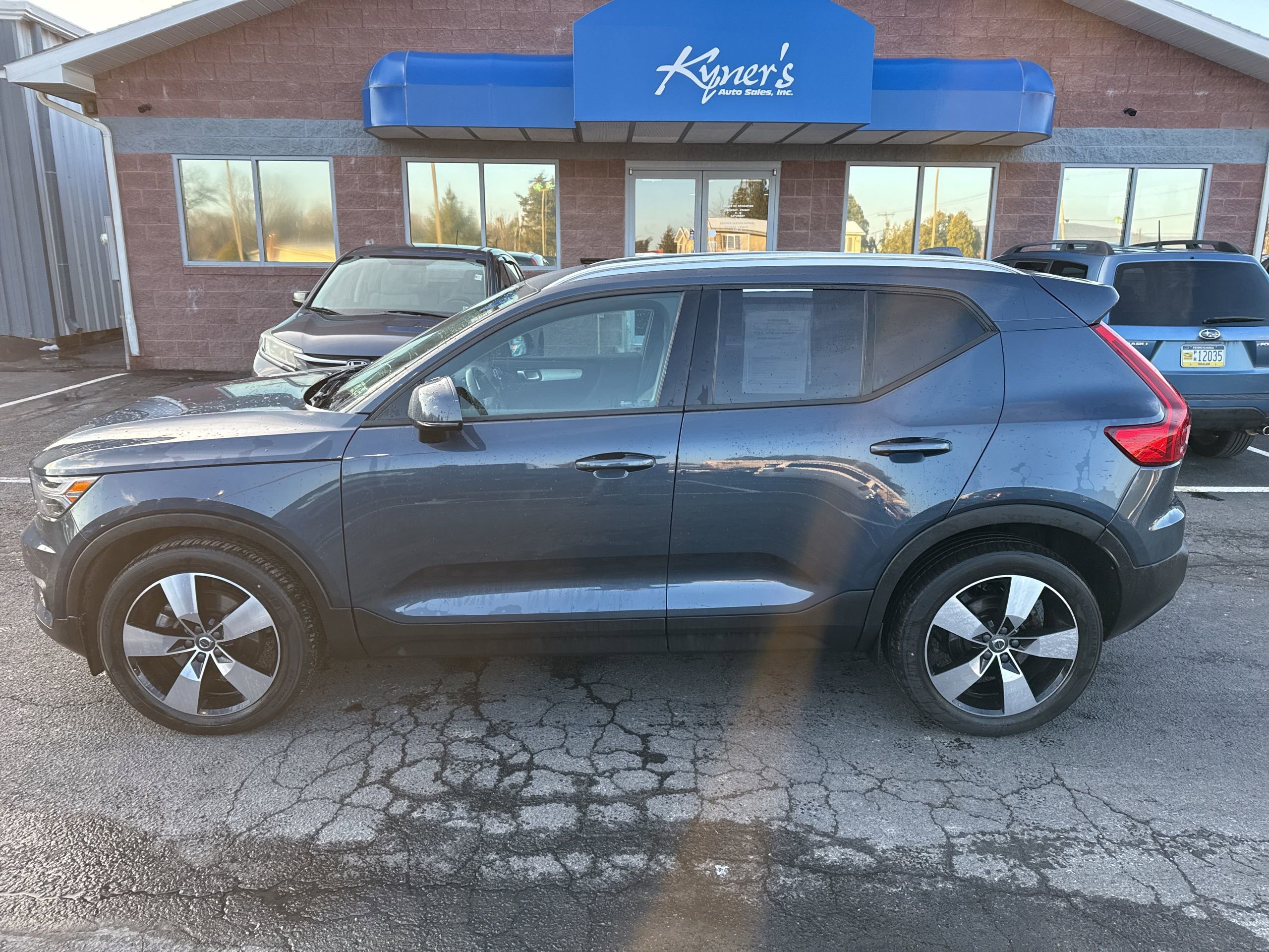 Used 2021 Volvo XC40 T5 Momentum w/ Premium Package image 3