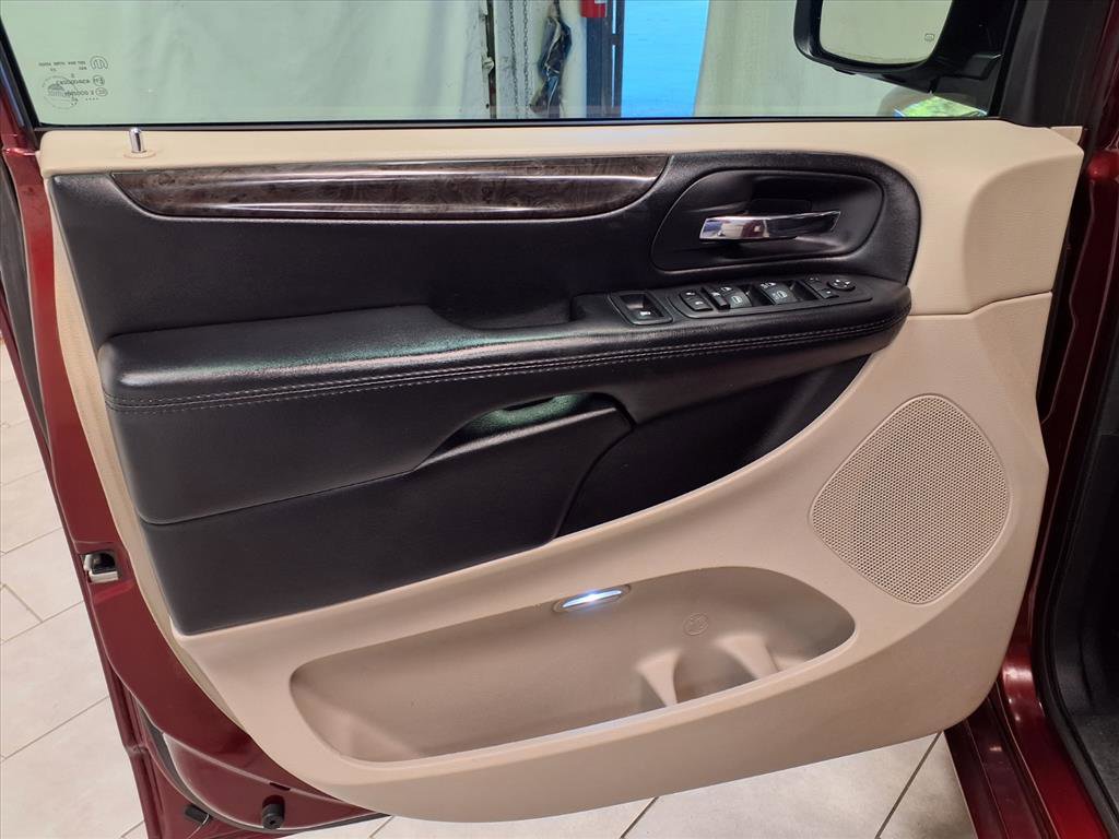 Used 2020 Dodge Grand Caravan SE w/ UConnect Hands-Free Group image 24