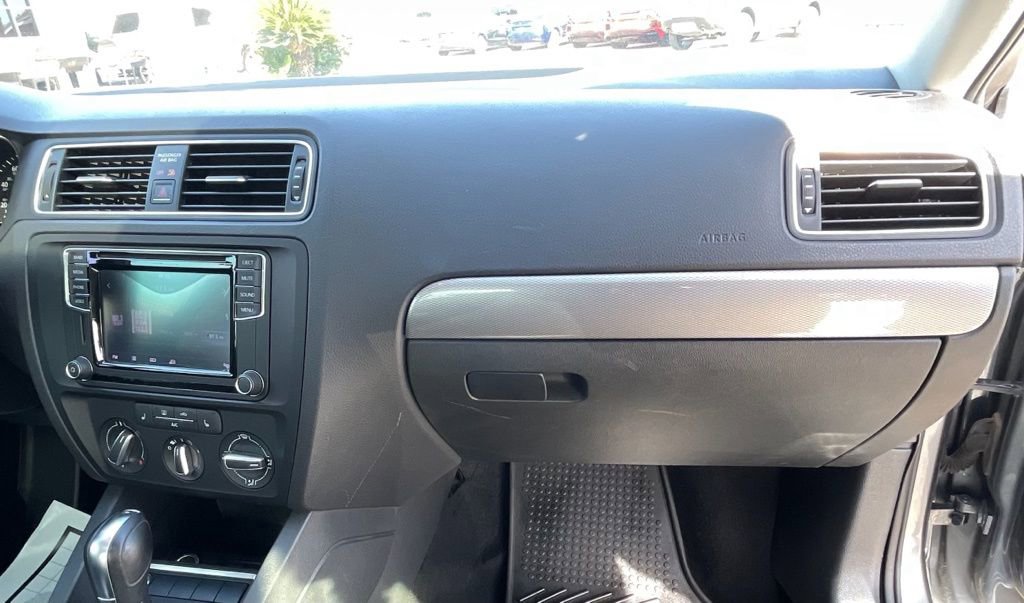 Used 2017 Volkswagen Jetta SE image 31