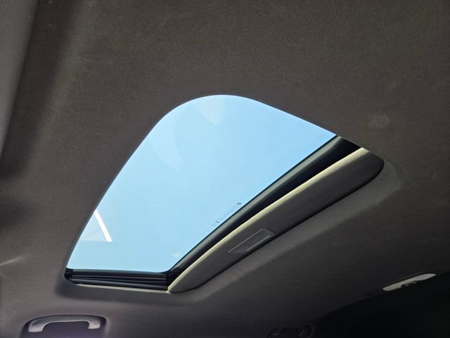 Used 2025 Chevrolet Trax RS w/ Sunroof Package FWD image 11