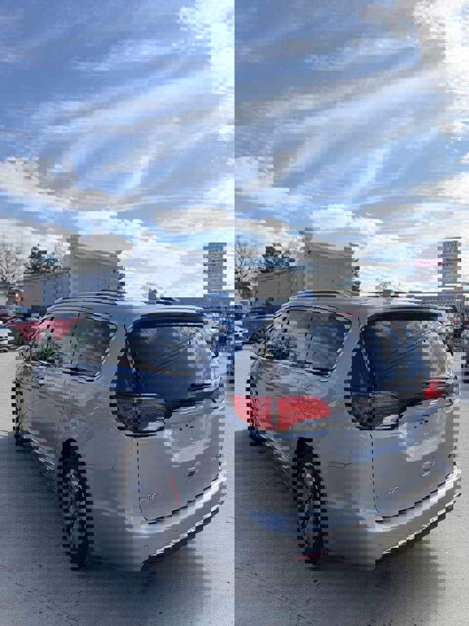 Used 2017 Chrysler Pacifica Platinum image 4