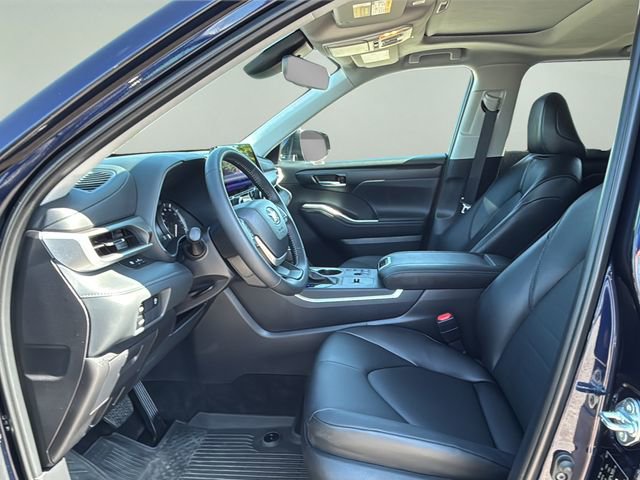 Used 2025 Toyota Highlander XLE FWD image 17