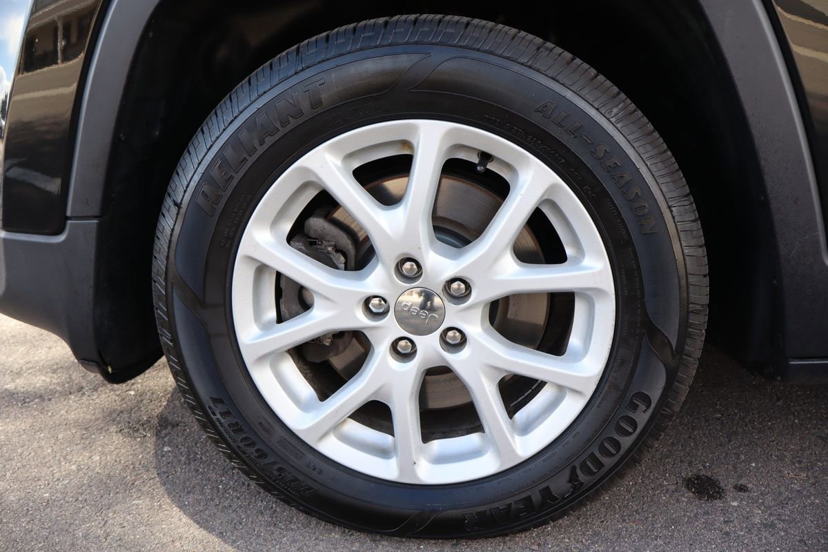 Used 2017 Jeep Cherokee Latitude FWD image 41