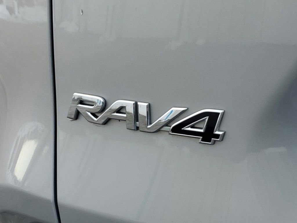 Used 2021 Toyota RAV4 LE image 11