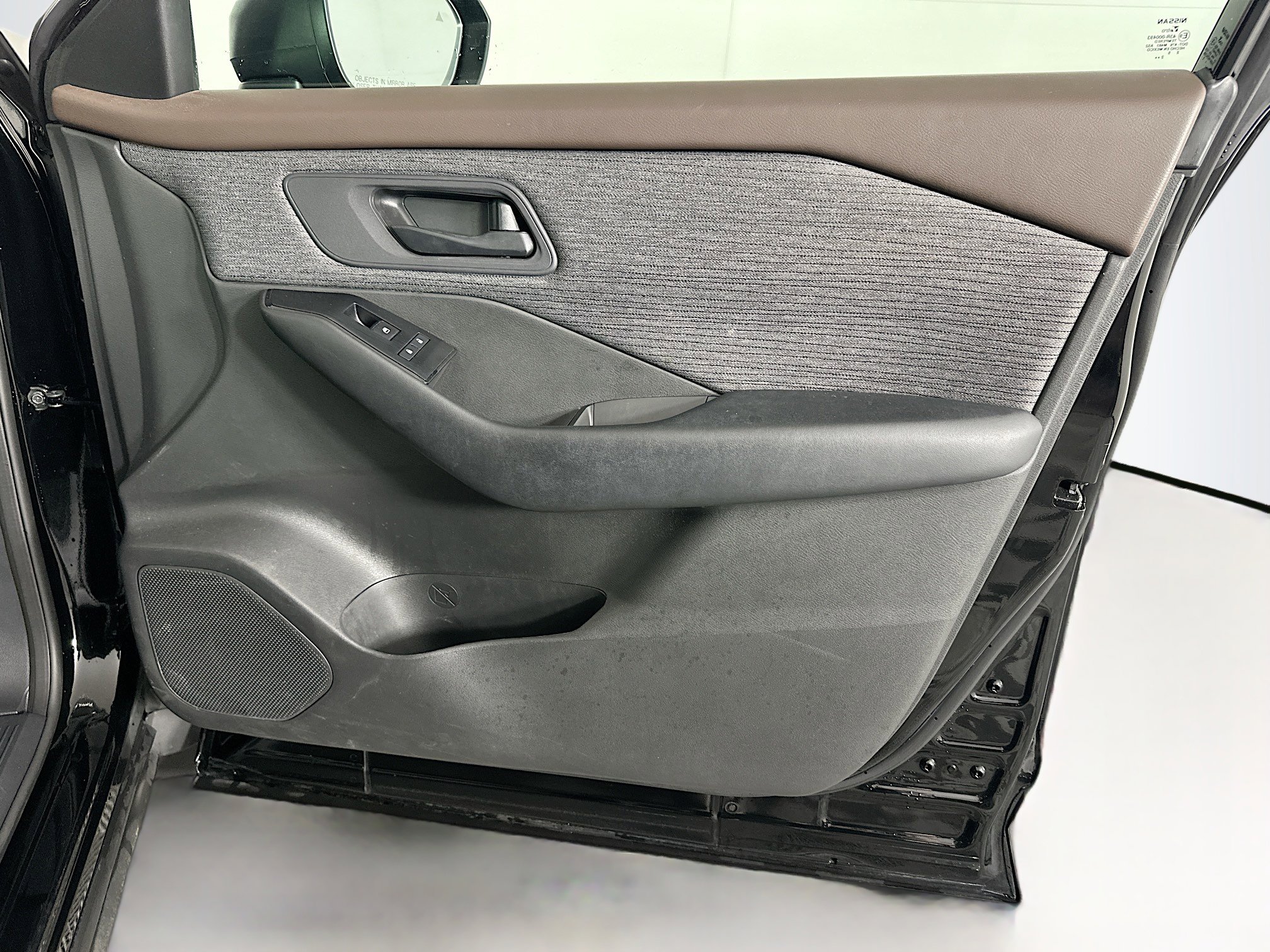 Used 2023 Nissan Rogue S AWD/4WD image 30