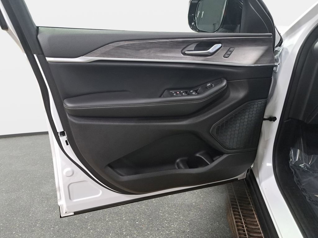 Certified 2024 Jeep Grand Cherokee Limited w/ Luxury Tech Group II image 28