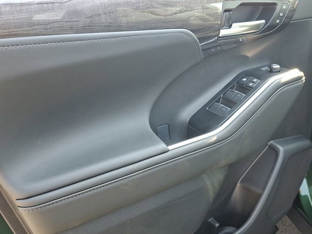 New 2025 Toyota Highlander Limited image 10