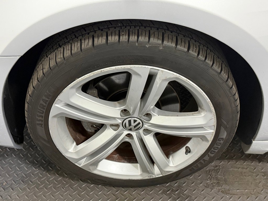 Used 2015 Volkswagen CC R-Line image 17