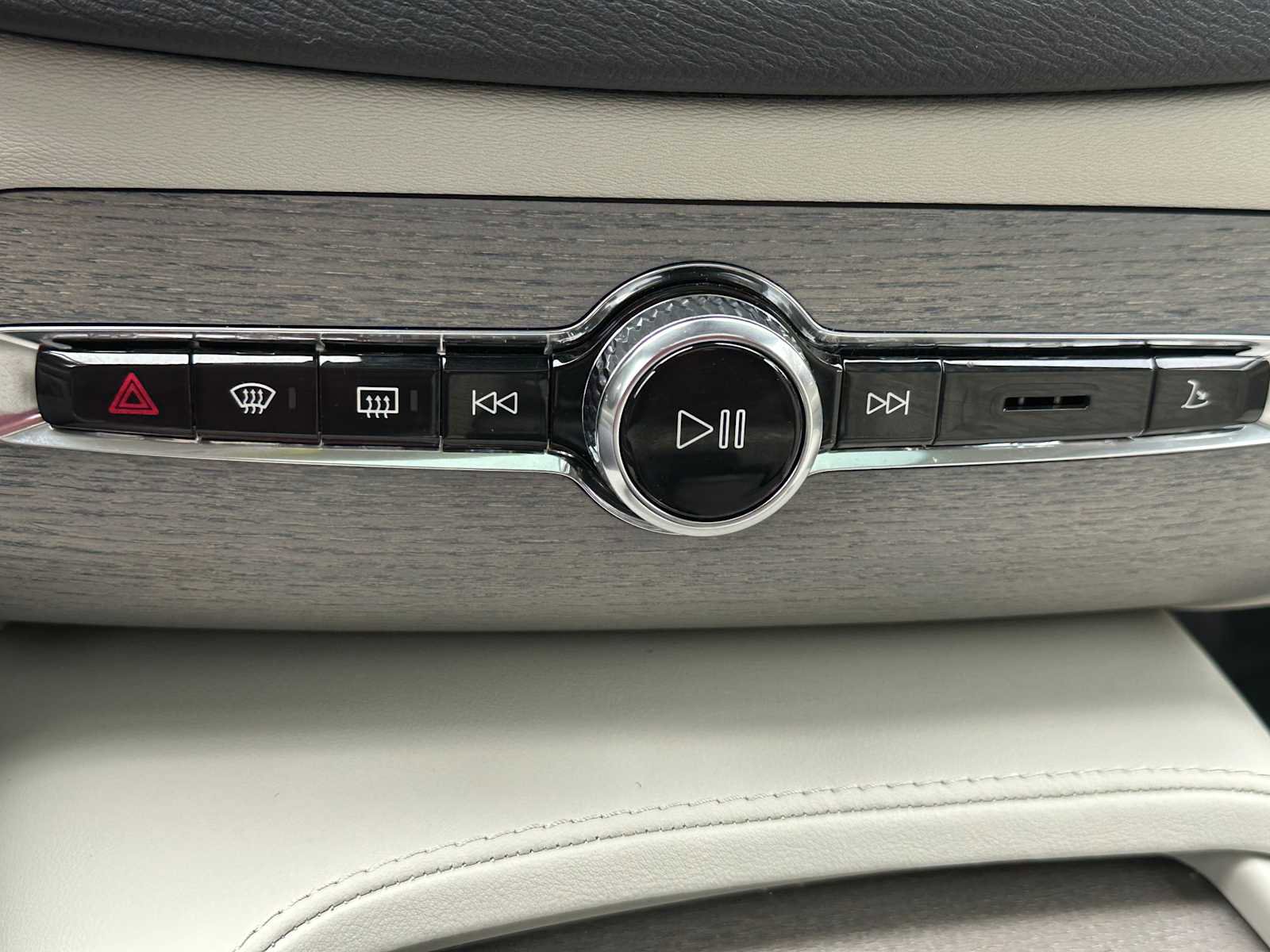 Used 2025 Volvo XC90 B6 Plus w/ Protection Package Premier image 30