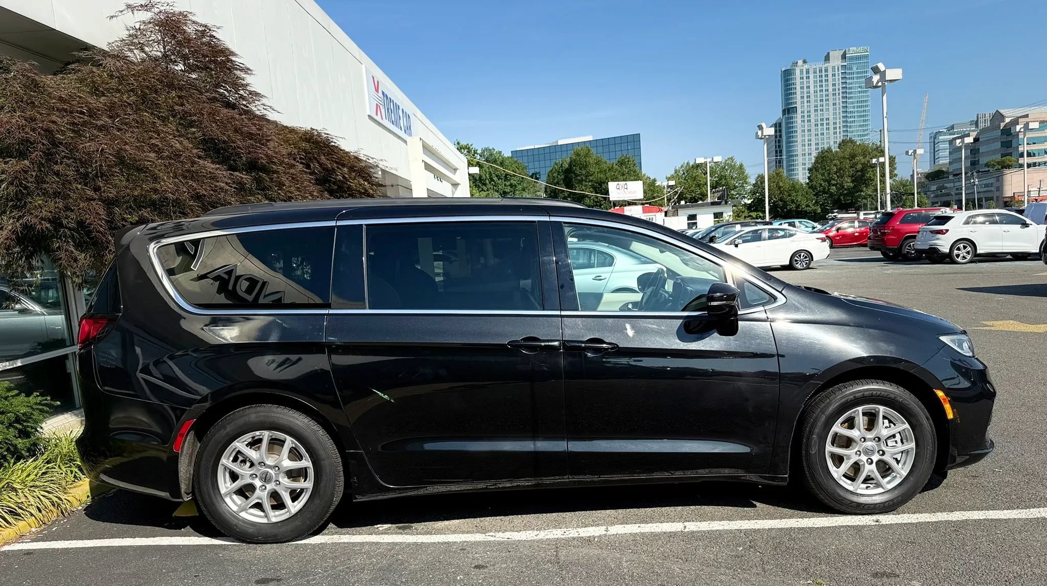 Used 2022 Chrysler Pacifica Touring-L FWD image 7