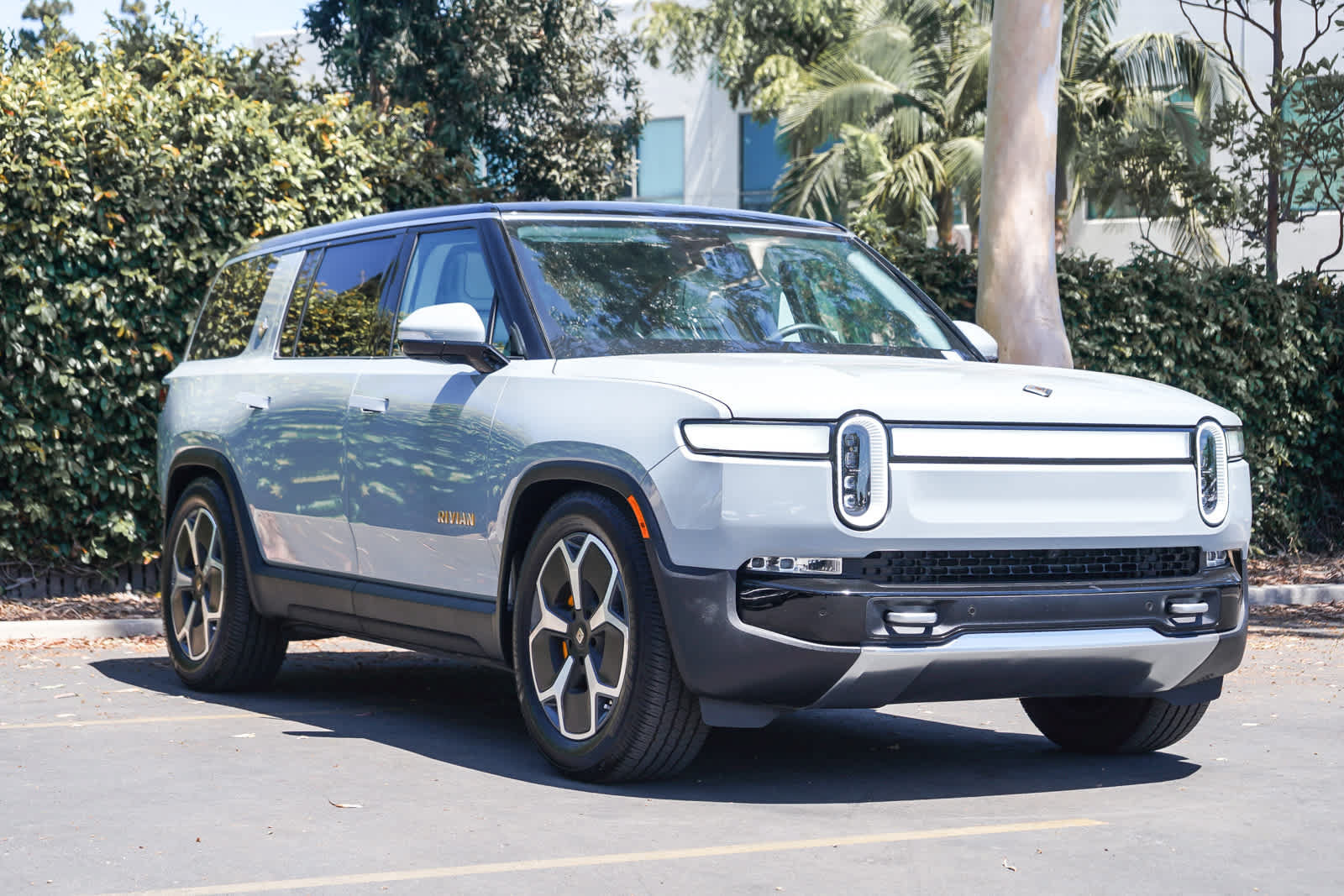 Used 2024 Rivian R1S Adventure AWD/4WD image 3