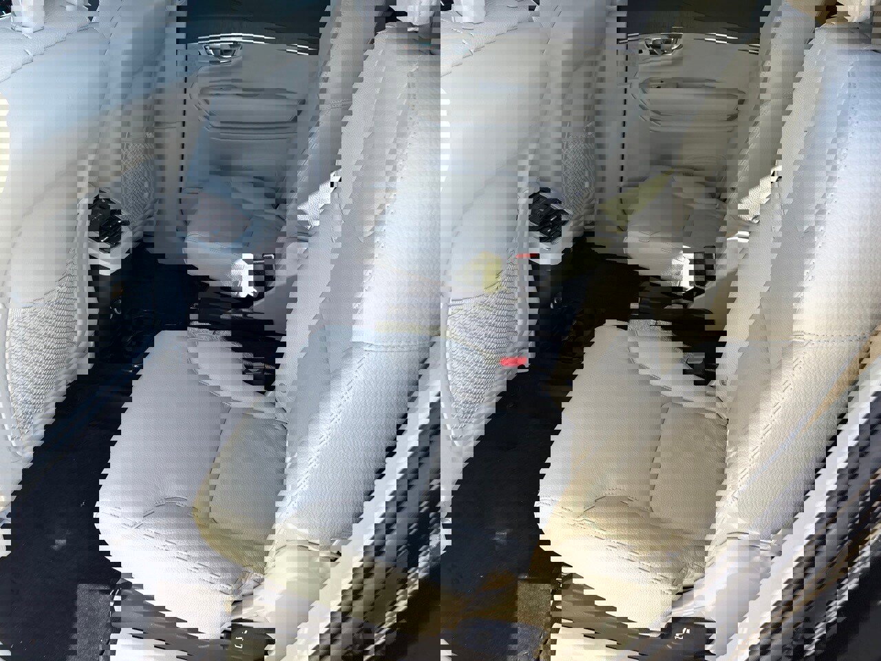 Used 2020 Volvo XC90 T6 Momentum image 31