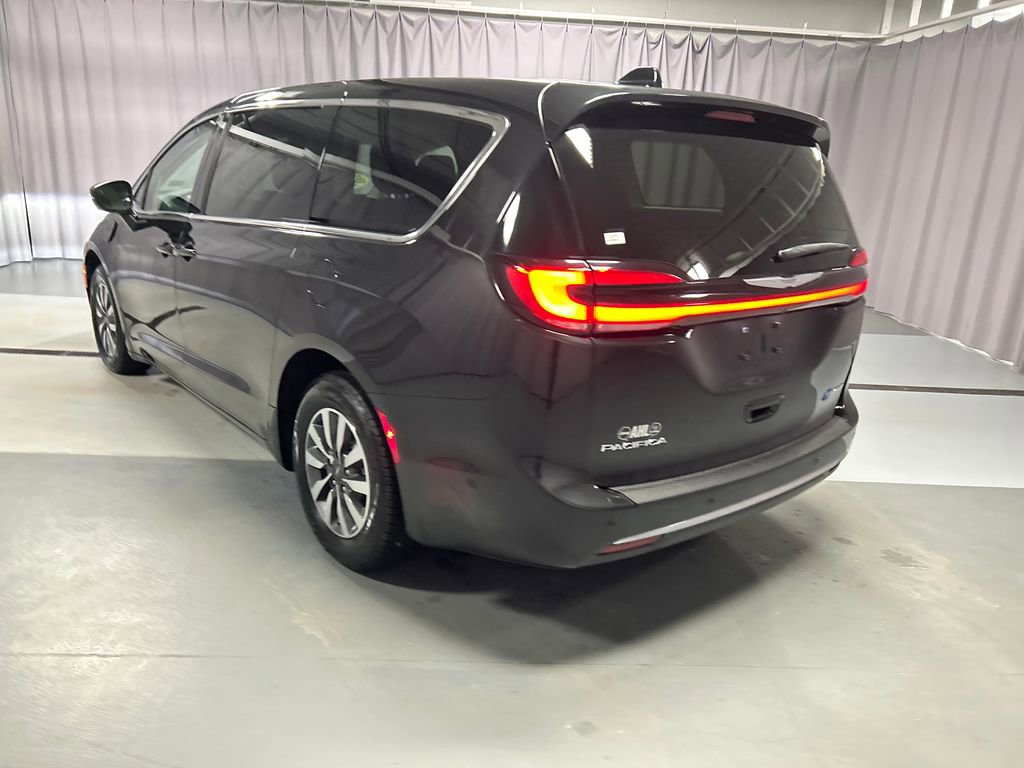 Used 2023 Chrysler Pacifica Touring-L FWD image 5