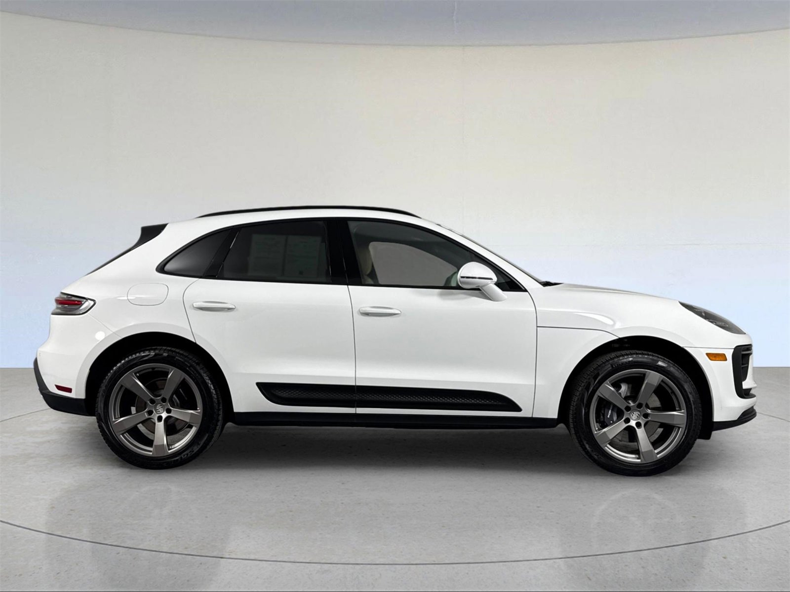 Used 2025 Porsche Macan image 9