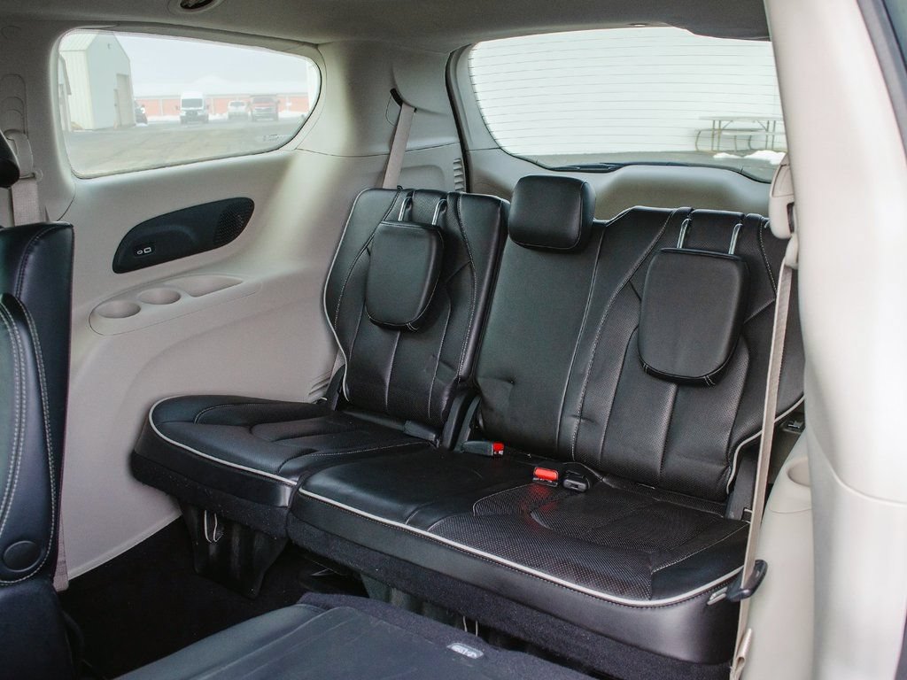 Used 2023 Chrysler Pacifica Limited FWD image 30