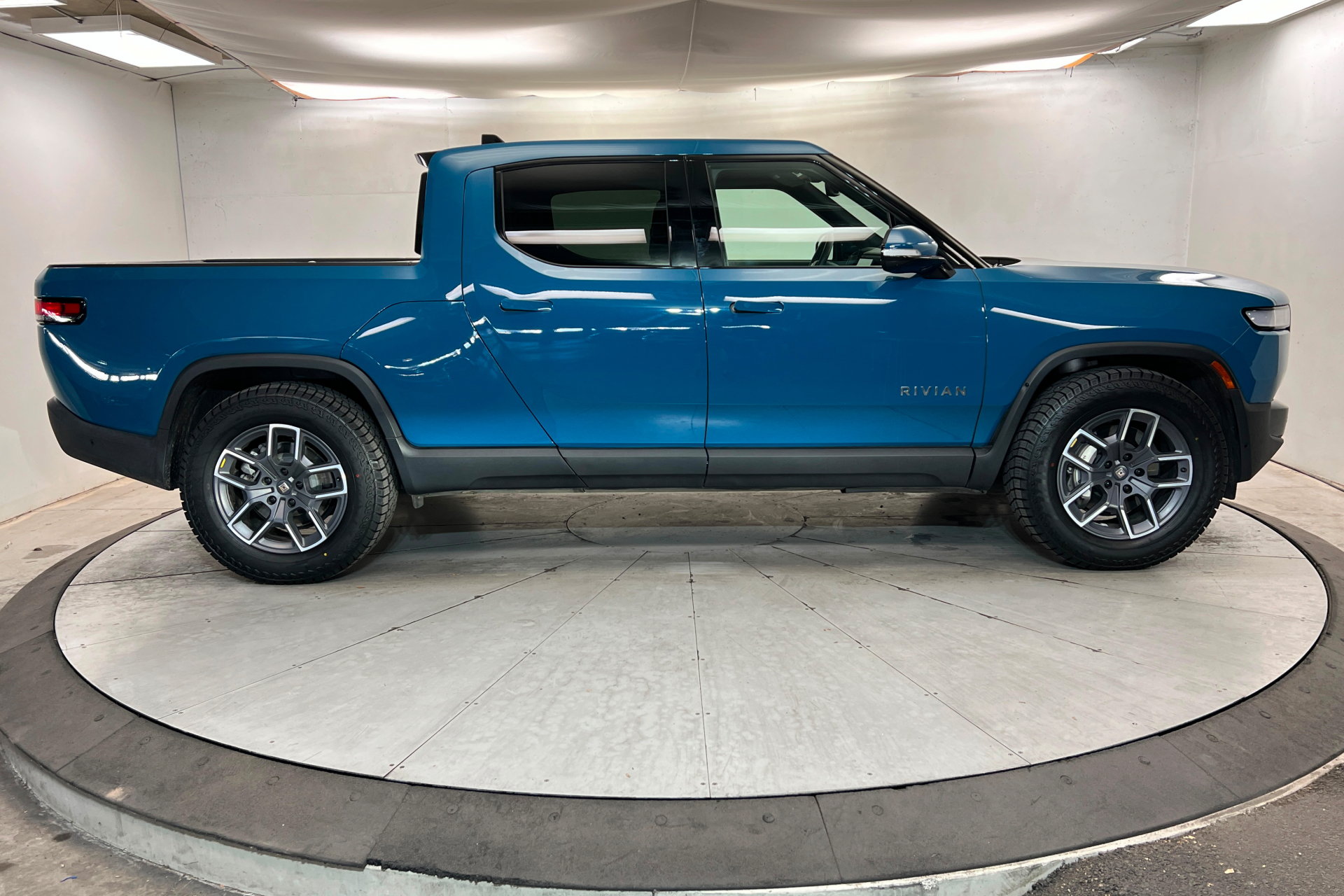 Used 2023 Rivian R1T Adventure Dual AWD/4WD image 6
