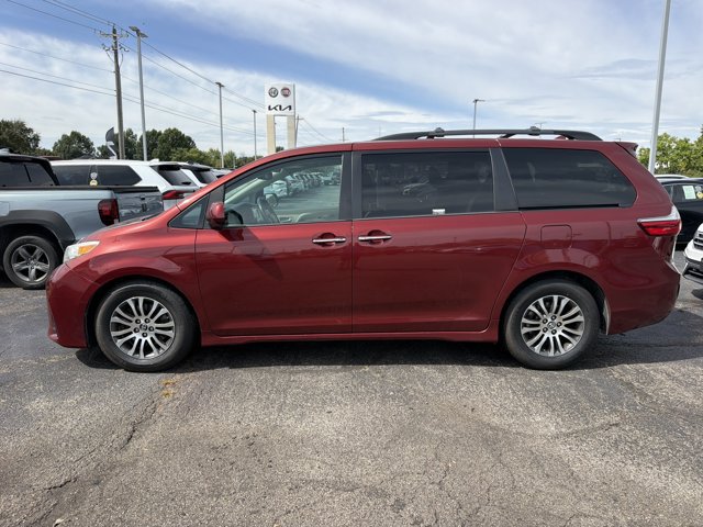Used 2018 Toyota Sienna XLE Premium FWD image 6