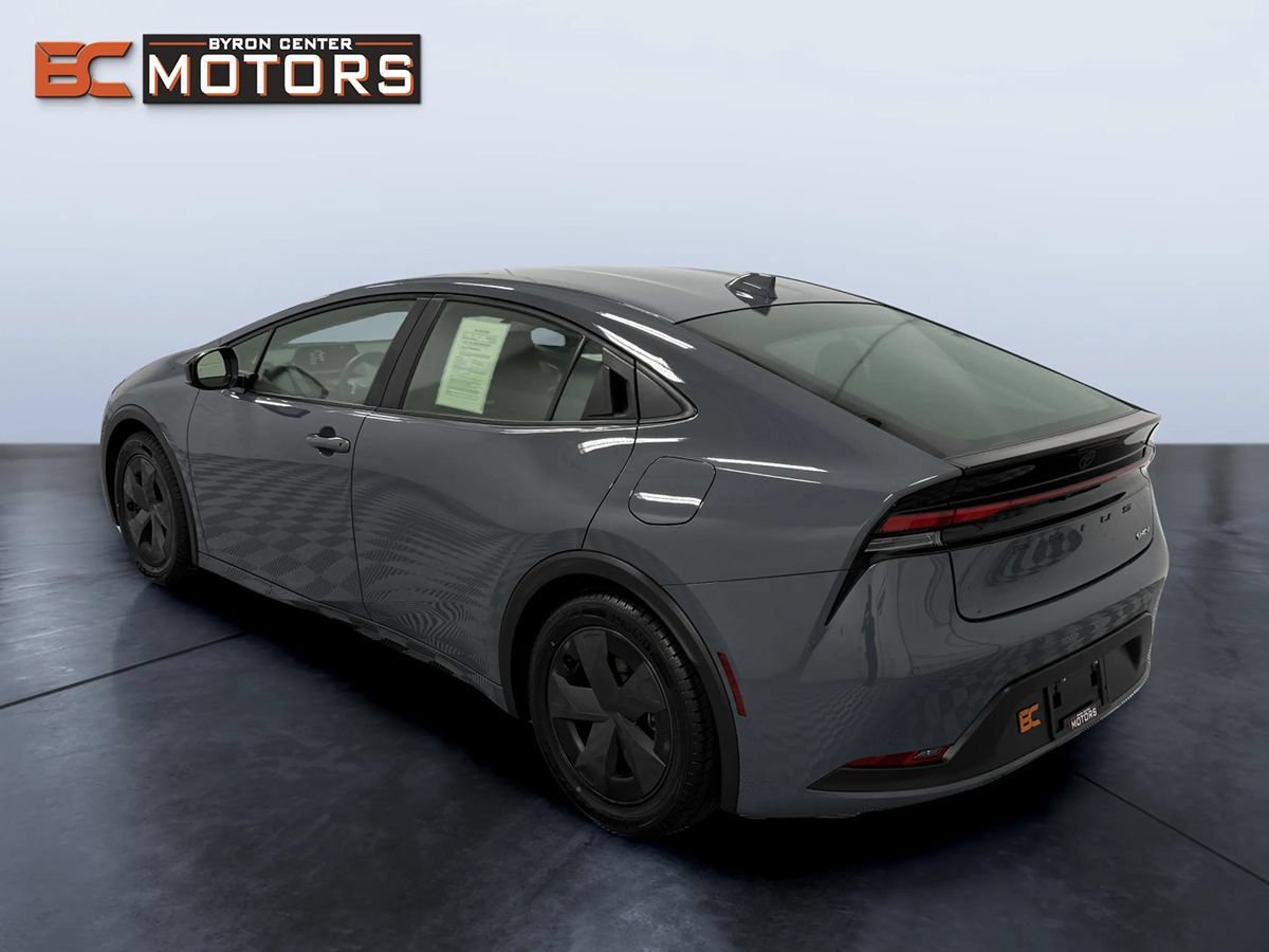 Used 2025 Toyota Prius LE FWD image 4