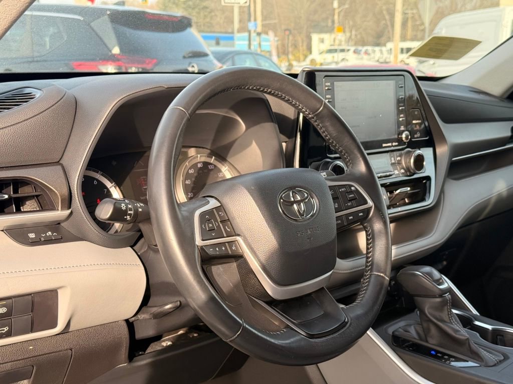 Used 2022 Toyota Highlander LE image 26