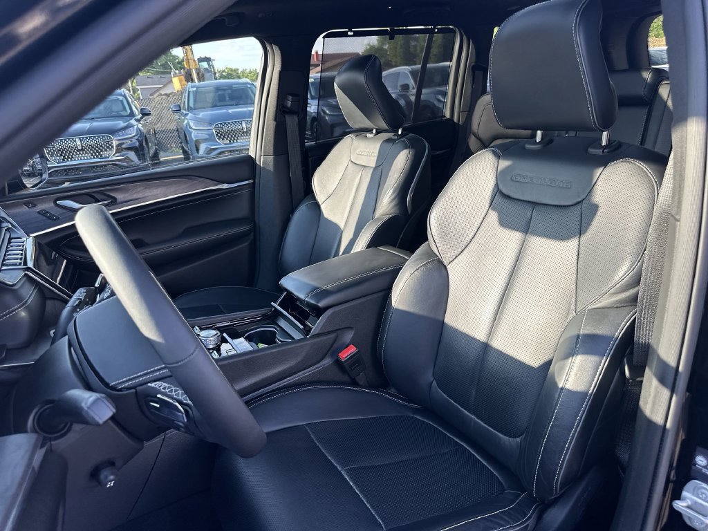 Used 2023 Jeep Grand Cherokee Overland w/ Luxury Tech Group IV AWD/4WD image 13