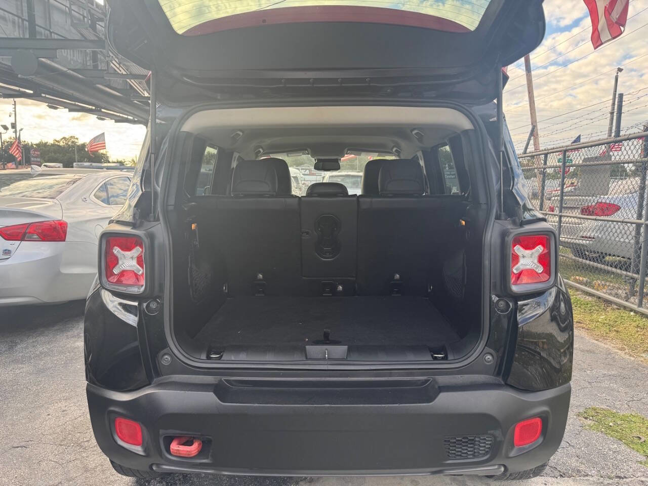 Used 2016 Jeep Renegade Trailhawk w/ Premium Trailhawk Package AWD/4WD image 19
