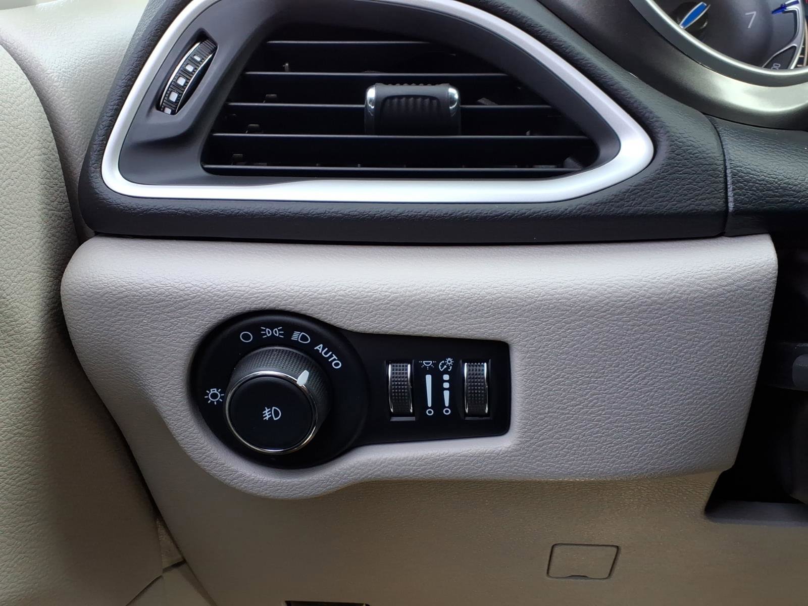 Used 2024 Chrysler Pacifica Touring-L image 30