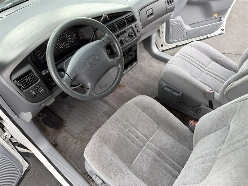 Used 1998 Toyota Sienna LE image 33
