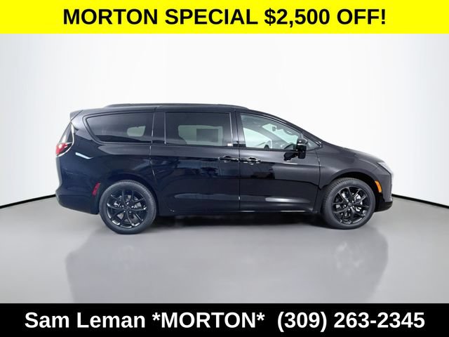 New 2027 Chrysler Pacifica Limited w/ Family Tech Group AWD/4WD image 8