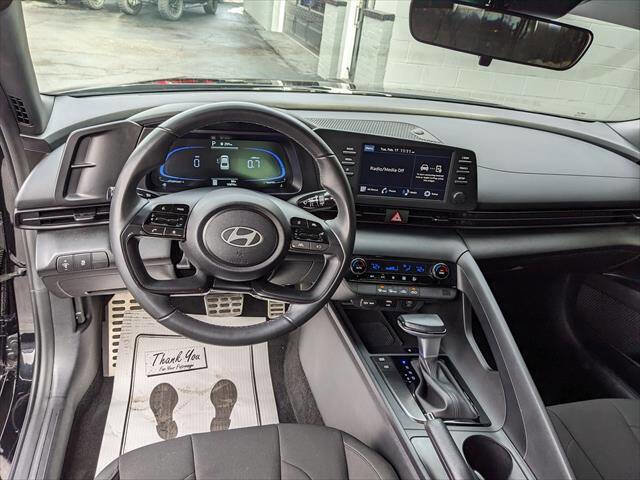 Used 2025 Hyundai Elantra Sport image 12