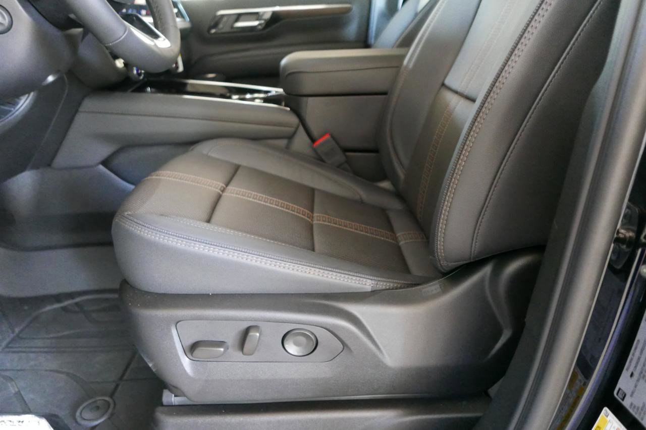 Used 2025 Chevrolet Suburban High Country AWD/4WD image 9