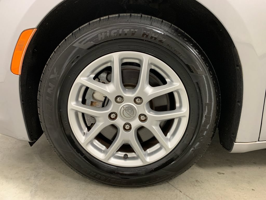 Used 2020 Chrysler Pacifica Touring-L FWD image 2