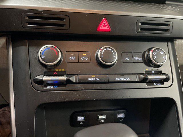 Used 2023 Kia Carnival LX image 21